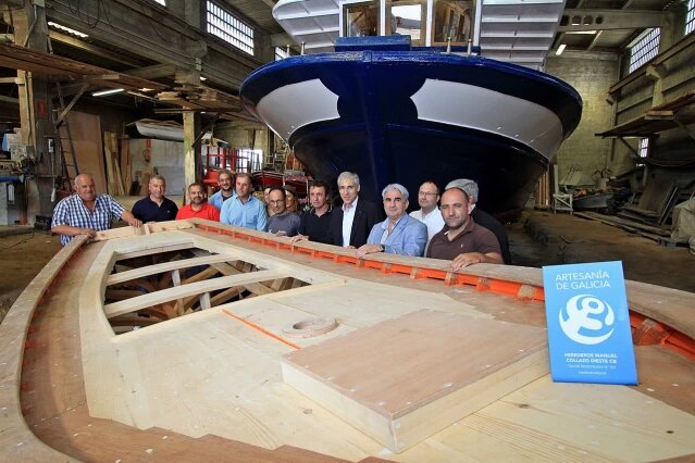 Conde reivindica la convivencia de artesanía e industria en la carpintería de ribeira.